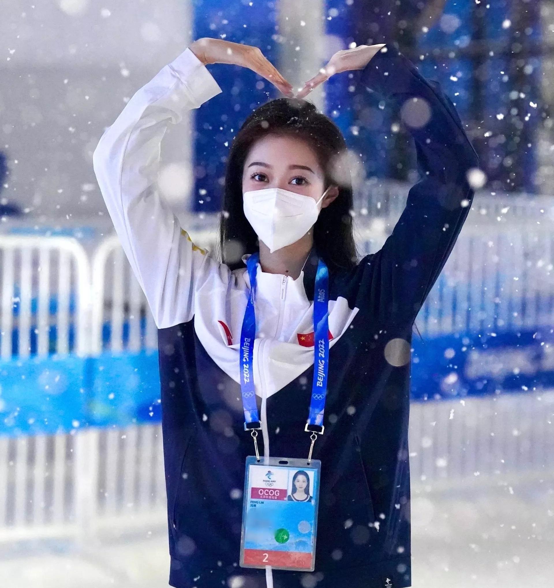 中传媒“校花”冯琳，成为冬奥会播报员，现场照片太美了