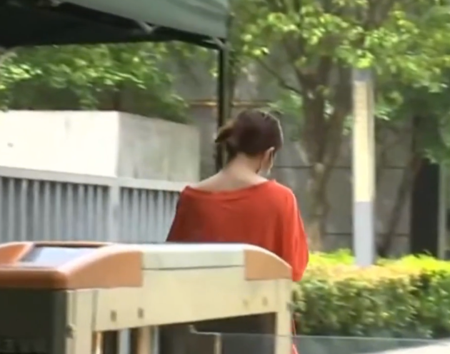 年轻女子深夜回家拒绝出示健康码，踹碎单元玻璃门，法院判决来了