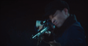 纹眉植发大红唇，手枪比肩迫击炮，想不到胡军还能接这种抗日神片