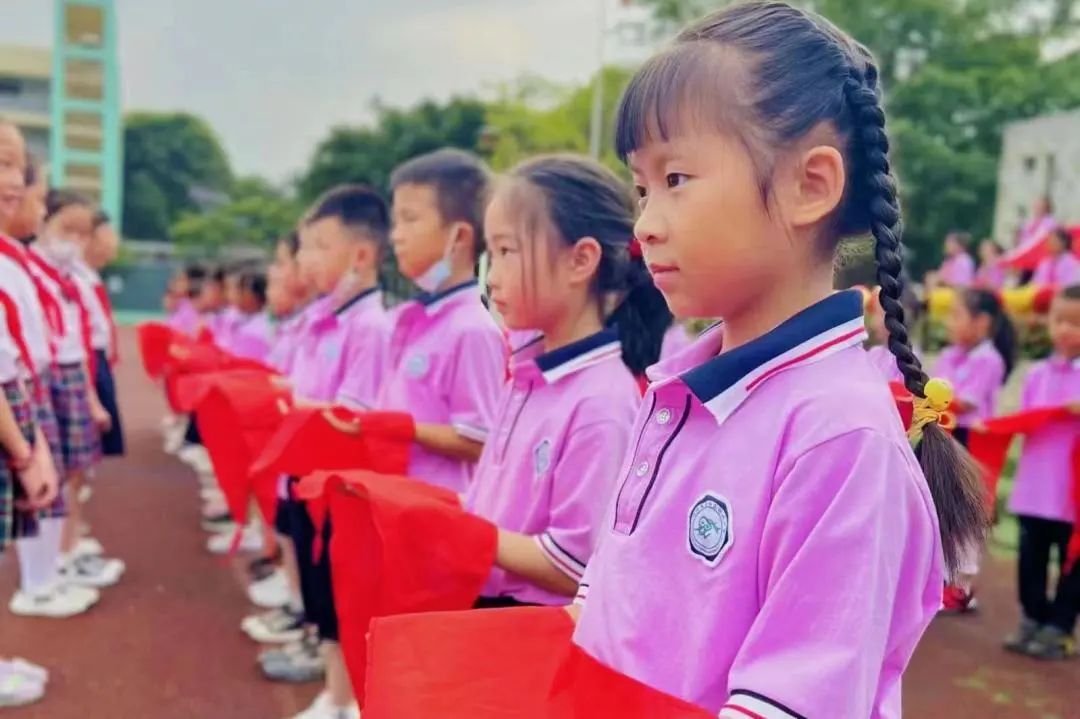 四川天府新区新兴小学举行2022年第一批新队员入队仪式