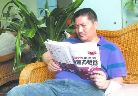 高考考王—梁實從16歲到55歲的25次高考成績單，明天繼續再戰考場