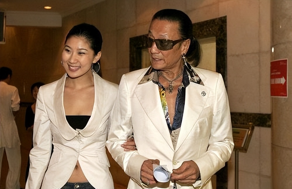 离婚27年，狄波拉和谢贤的人生状况，有何不同？