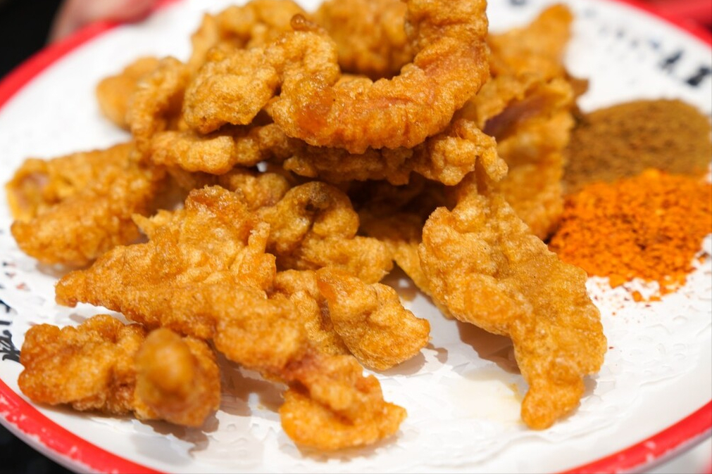 炸酥肉，用什么粉炸更好吃？大厨教你调糊技巧，又酥又脆不回软
