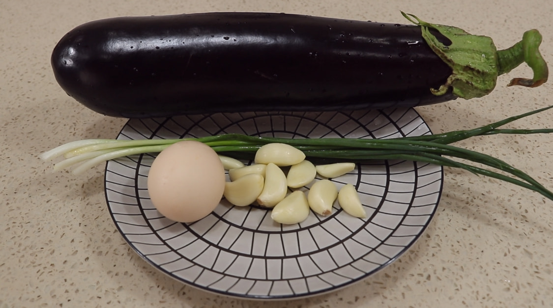 冬天里茄子还能这样吃，往里面打入一个鸡蛋，真香！别不懂吃
