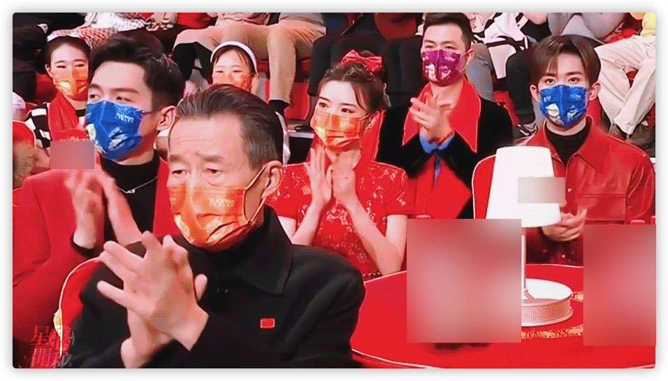 虎年春晚台下明星：王源吉克隽逸挤一把椅子，陈宝国隔口罩抠鼻子