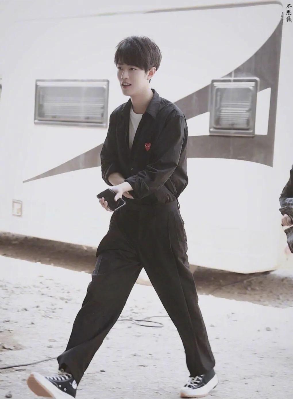 肖战劈叉式走路，腿长了不起，走在街上没人搭讪的原因