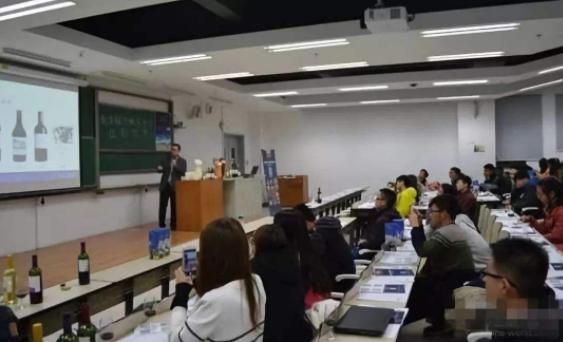 复旦大学老师上课香烟不断，一根接着一根抽，可学生却视若无睹