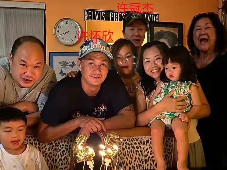 74歲的許冠傑看似輕鬆曬全家福！