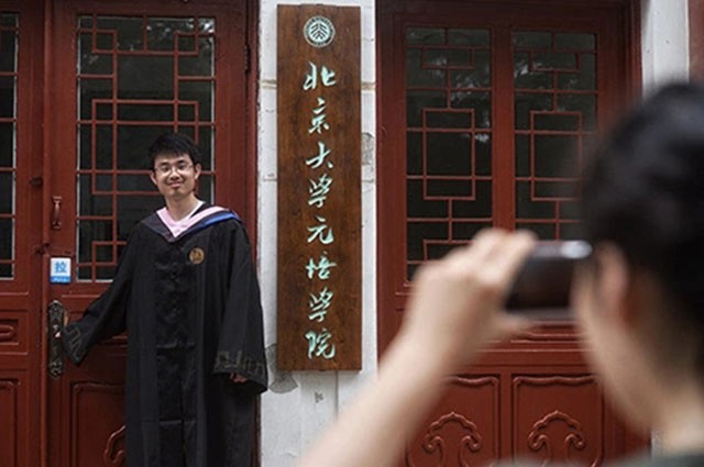 北大专业“六代单传”，一人请假全院休息，毕业合影只有1名学生