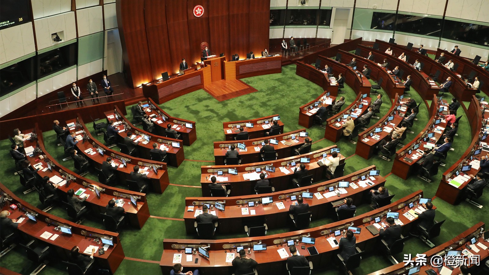 香港立法会通过修例，乡郊代表当选人需宣誓拥护基本法及特区