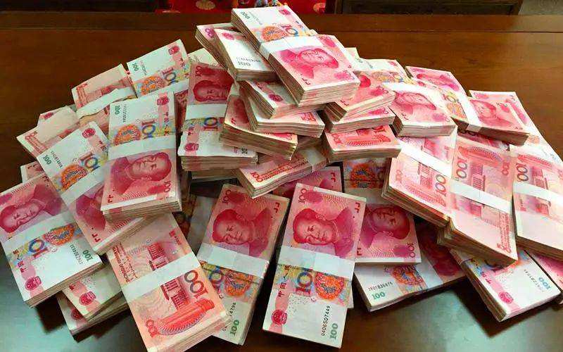 2014年蒙面男劫持运钞车,押运员开枪警告无效,直接一枪击倒