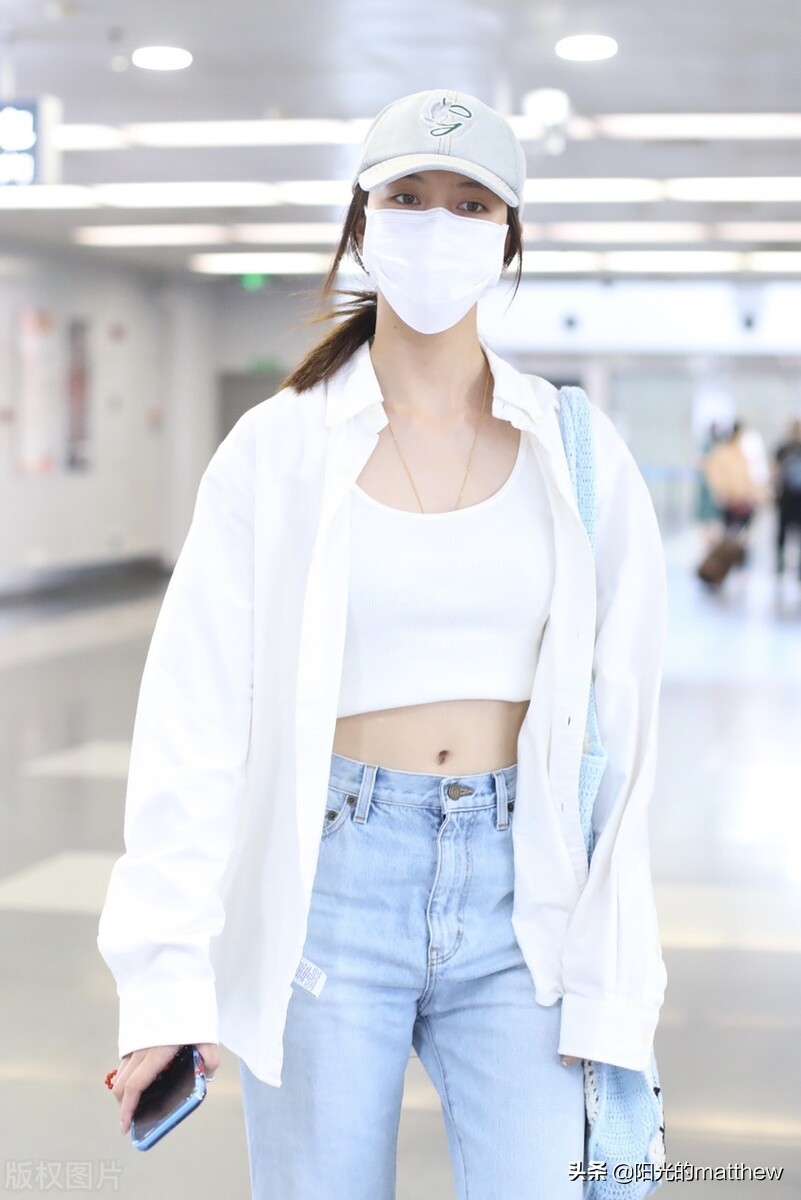 宋妍霏白色外套牛仔裤现身机场，秀马甲线身材好