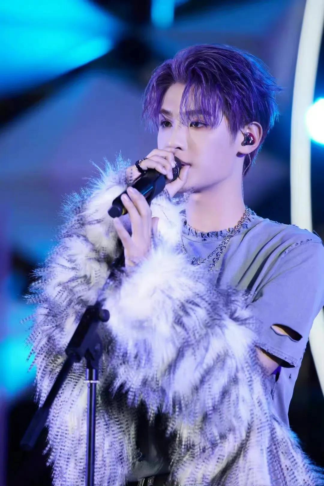 黄明昊最新炫酷舞台造型