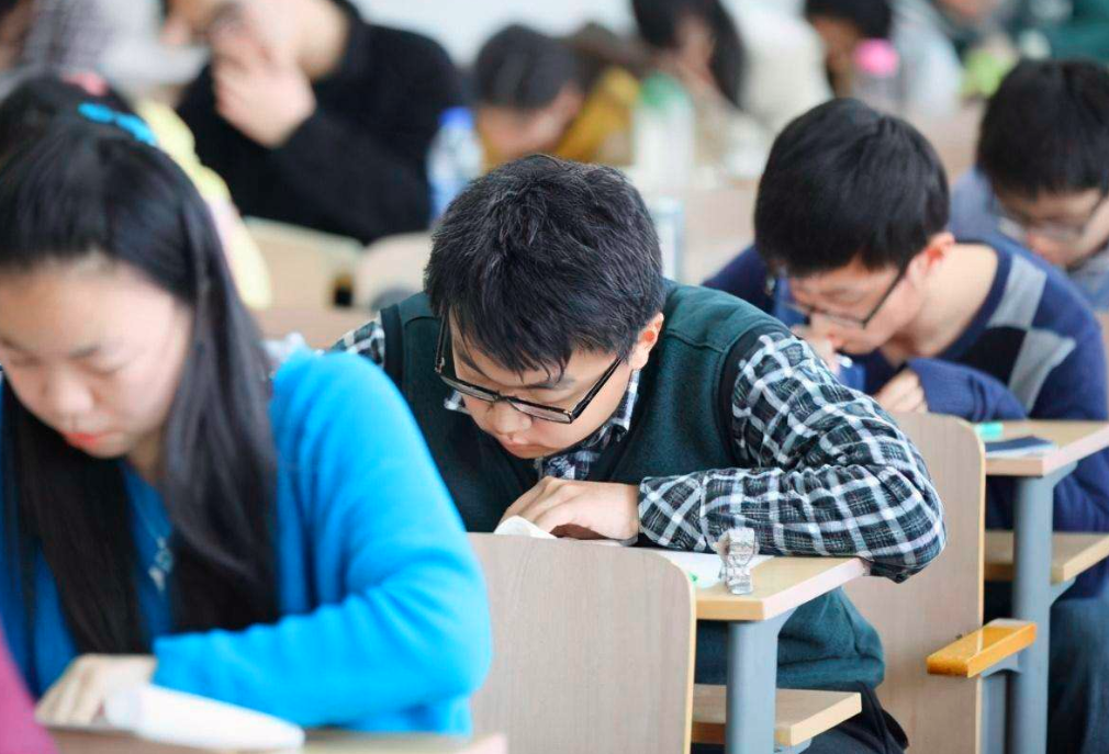 大学生活也有“潜规则”，辅导员基本不会明说，可学生要小心谨慎