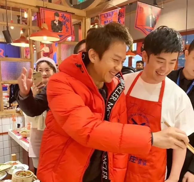 4元成本卖上千，火锅店人均500元，他们坑起粉丝来一点儿都不手软