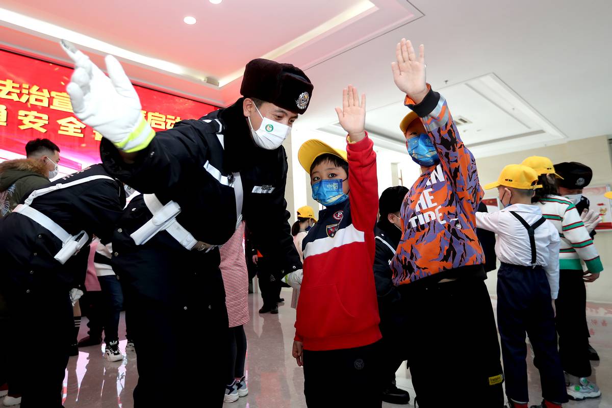 30余名学生走进警营 零距离学习交通安全知识 冰城公安全面启动青少年法治宣传教育