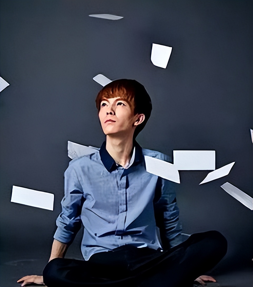 富商作家郭敬明：被称现实主义批判家，与北大教授起冲突愤然离席