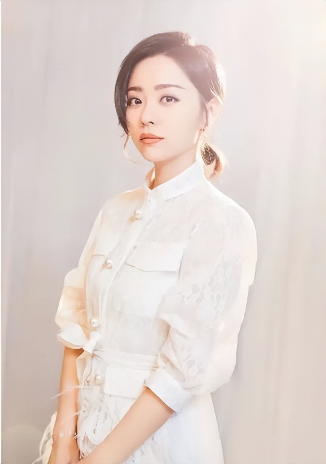 当了13年的赚钱工具，靠逼婚上位，张靓颖到底有多傻？