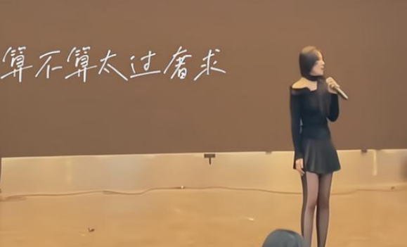 高校期末考试，女生穿丝袜与短裙参加，被质疑后回怼：现在21世纪