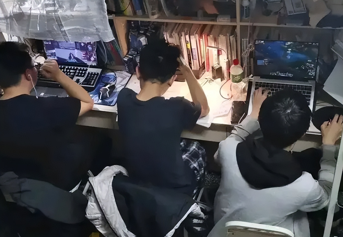 “哪有大学生10点就睡觉？”宿舍因熄灯吵架，是谁在无理取闹？