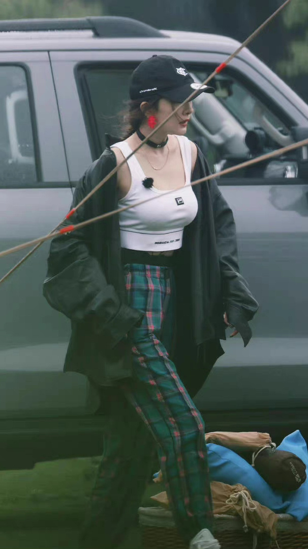 杨幂花儿与少年路透，白色吊带尽显好身材，果然辣妈无疑