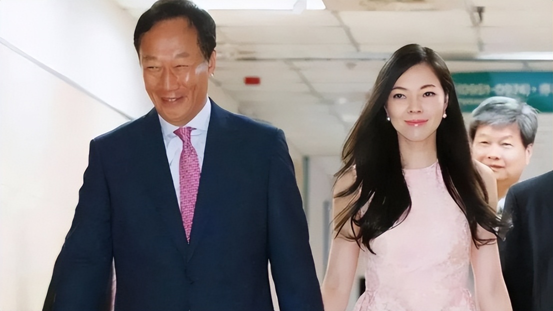 34岁当富士康老板娘，6年3胎稳当百亿豪门阔太，曾馨莹凭什么？