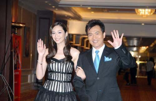 央视名嘴黄健翔：二婚再娶儿女双全，前妻和女儿仍是我的牵挂
