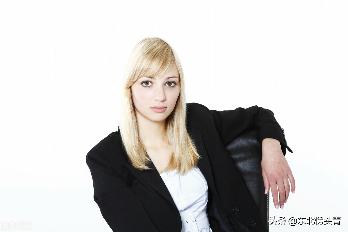 真正的厉害女人，不争不抢却自带锋芒：优雅中透出坚韧，温柔里藏着利剑。她们用智慧化解困境，凭实力赢得尊重，在低调中成就非凡人生。