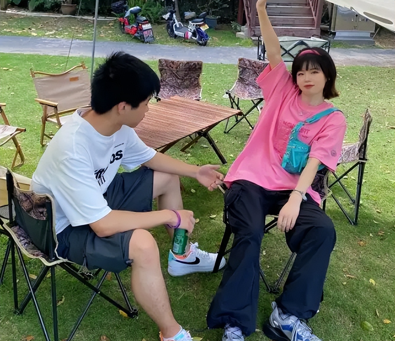 姐姐酒后因太感性而落泪，孙卓暖心拥抱姐姐，手部细节让人感动