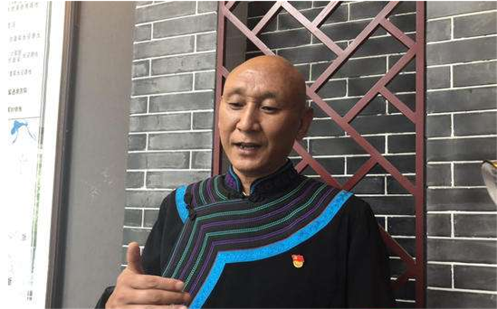 一学生家境困难登报后惊动中央，人民大会堂设宴3桌，宴请他全家