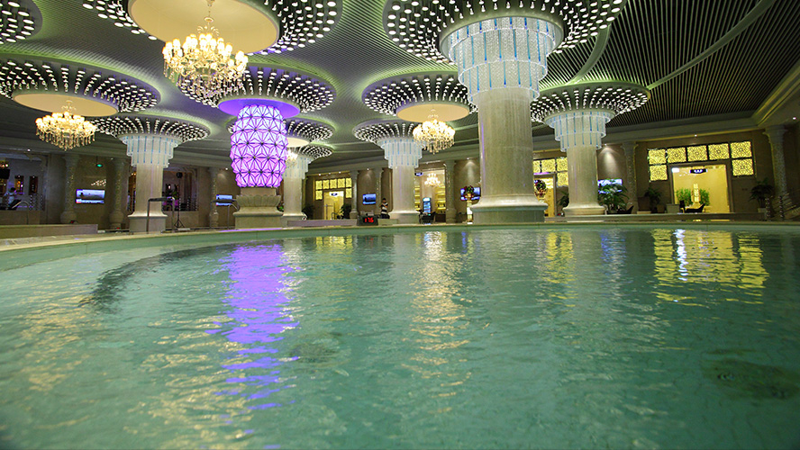 选择来天鹅湖,是因为他们家有自助餐,有水疗,还有亲子乐园.