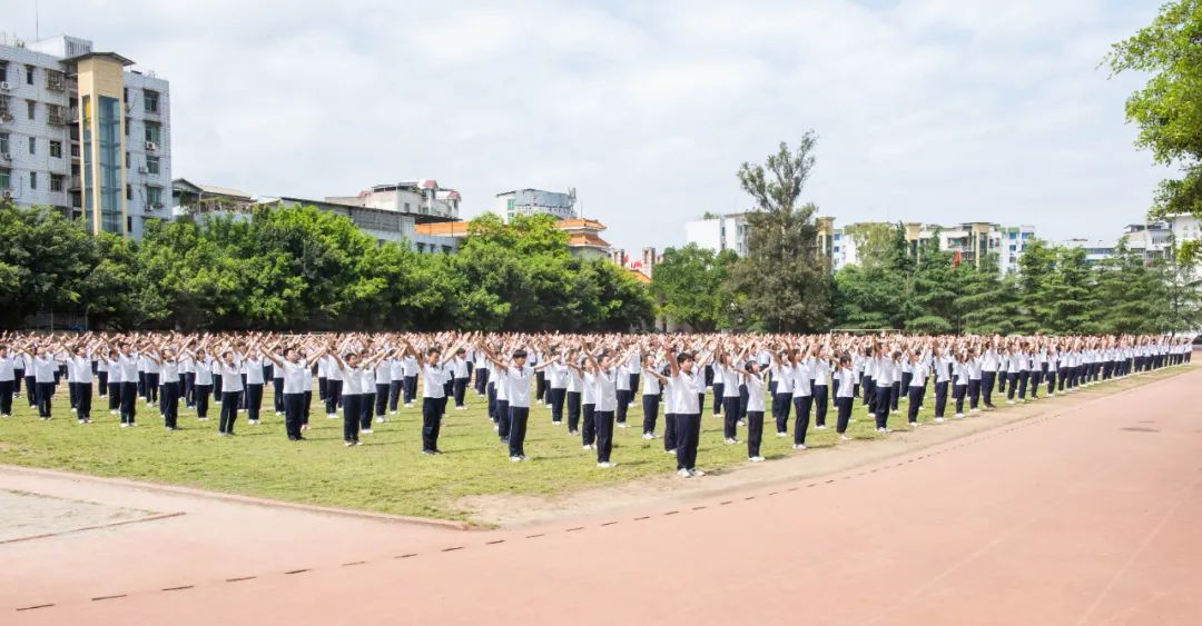 阆中东风中学校服图片