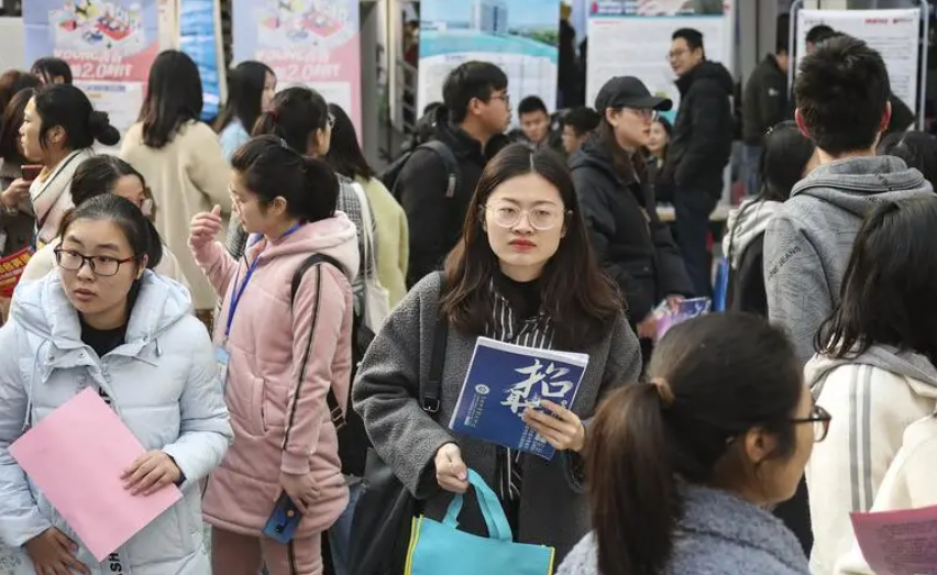“女大学生”吃香的专业，未来10年收入可观，女学生最好留意一下