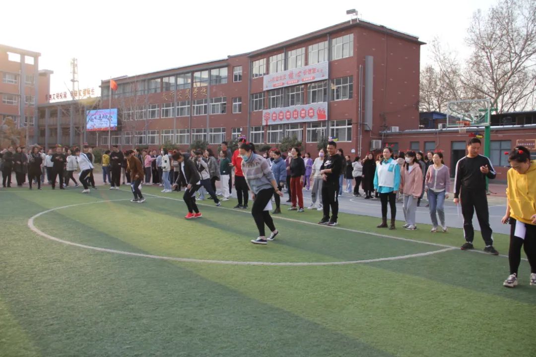 欢庆女神节日 尽展巾帼风采—自由路小学举行三八妇女节趣味运动会