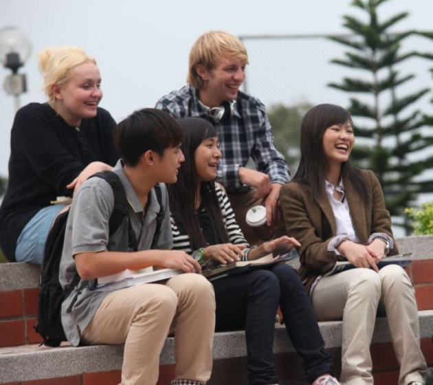 在英留学生无奈吐槽，全班三分之二都是中国人，连老师也是老乡