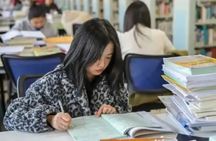 2022年迎来“史上最多毕业生”，1076万人创新高，学生出路在哪？