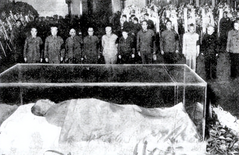 1976年毛主席逝世，华国锋召开紧急会议：有三个问题急需解决