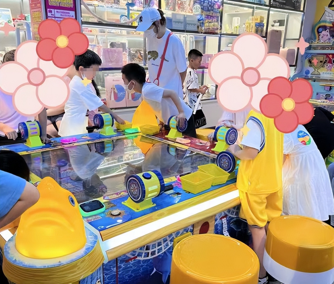 应采儿探班陈小春，带儿子游乐场玩耍，Jasper与小朋友互动好可爱