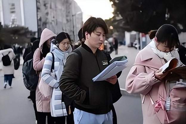 考研与高考，二者的异同点非常的明显，读书之路贵在“坚持”二字