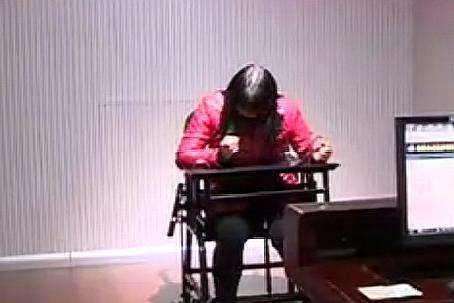 2016年，女子冒用他人身份当16年教师，拆穿后大骂：我要踹死你