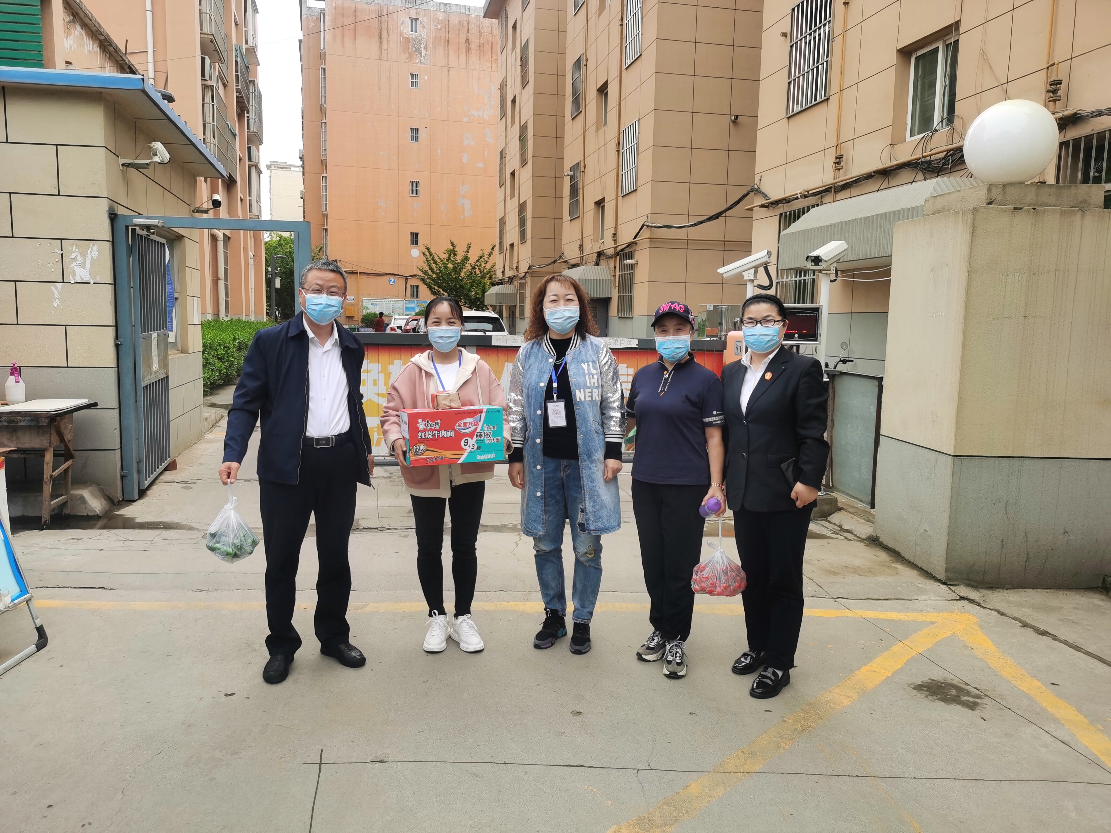 西安临潼法院卢光武院长慰问下沉防疫一线法官干警