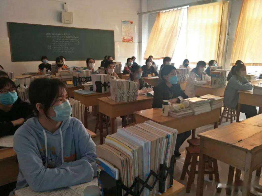 高中生用化学元素写春联，学渣看了不认识，难道这就是学霸的世界
