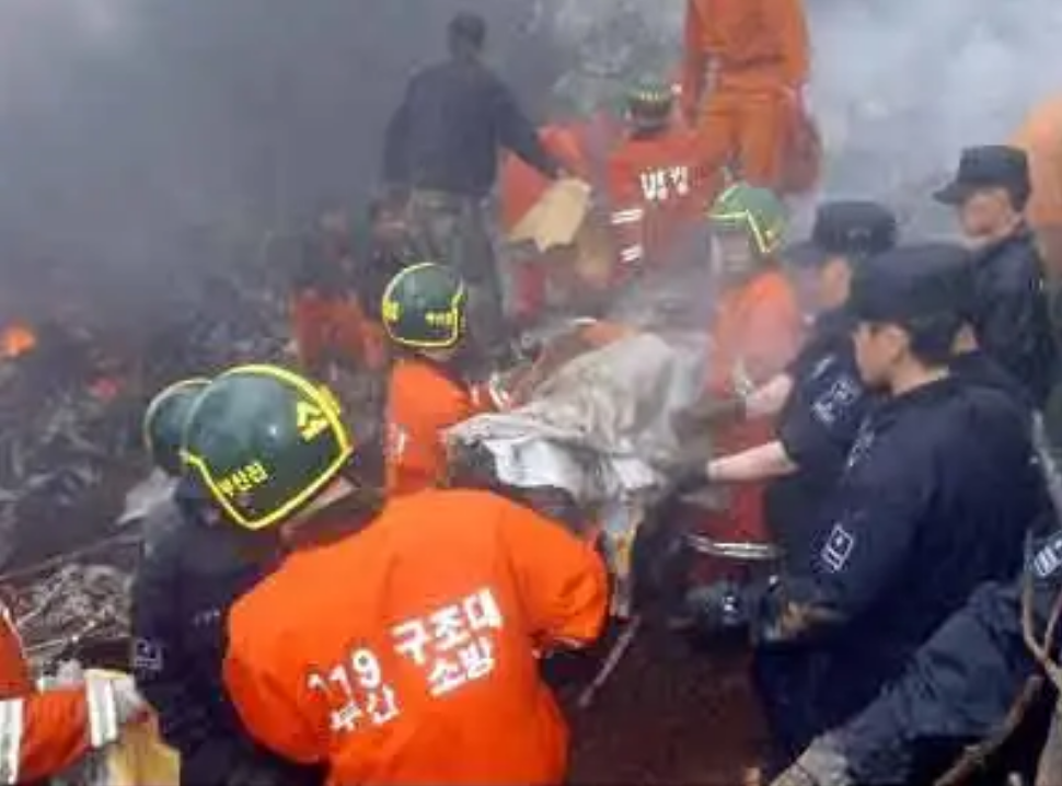 02年国航空难：飞机撞山129人遇难，37人因“马虎导游”死里逃生