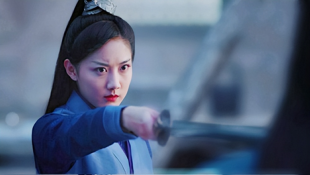 李艺彤清新甜蜜，灵动又亲切，明艳不可方物，尽显少女活力