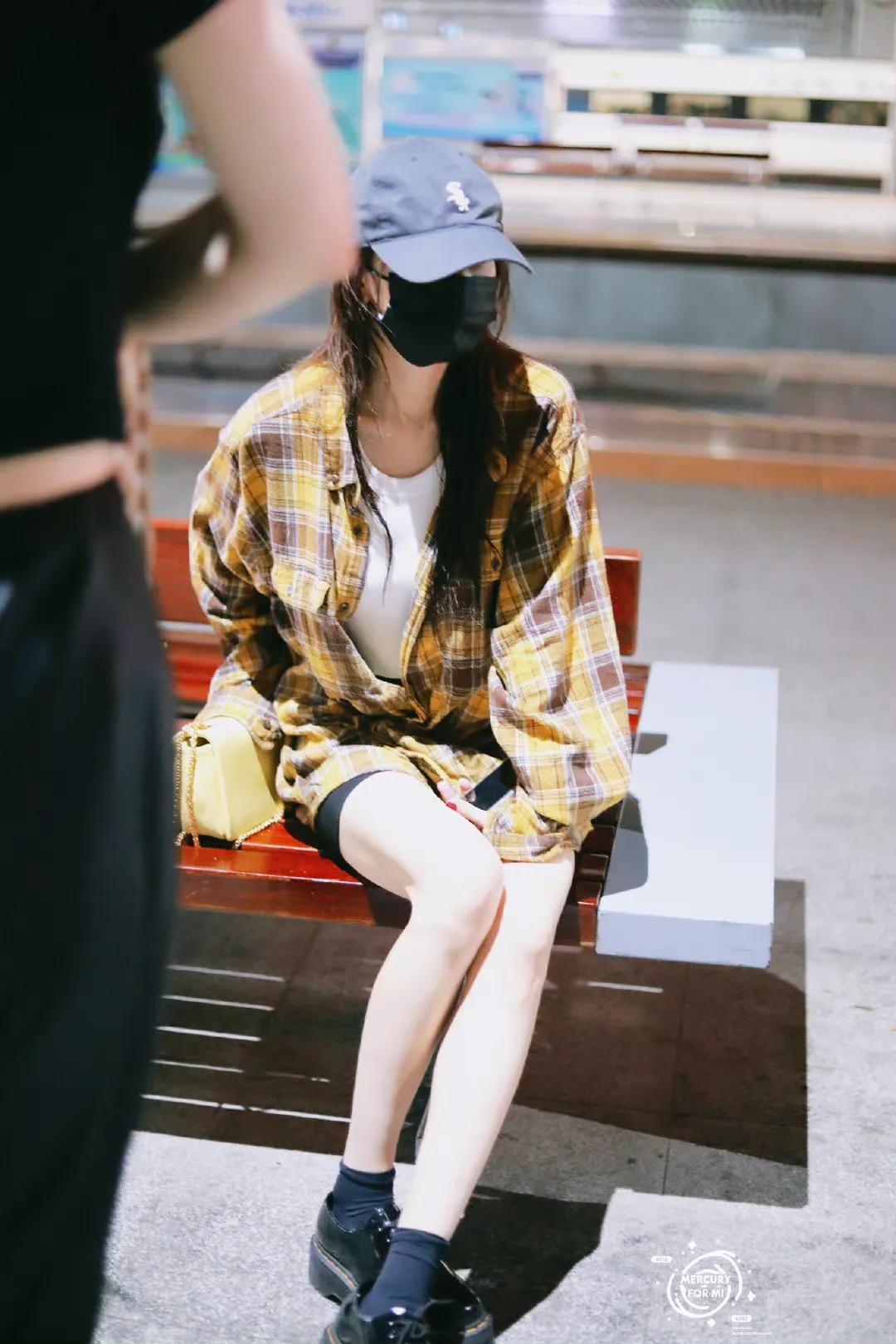 杨幂最新机场饭拍，格子衫加健身裤，下衣失踪露出大长腿又美又飒