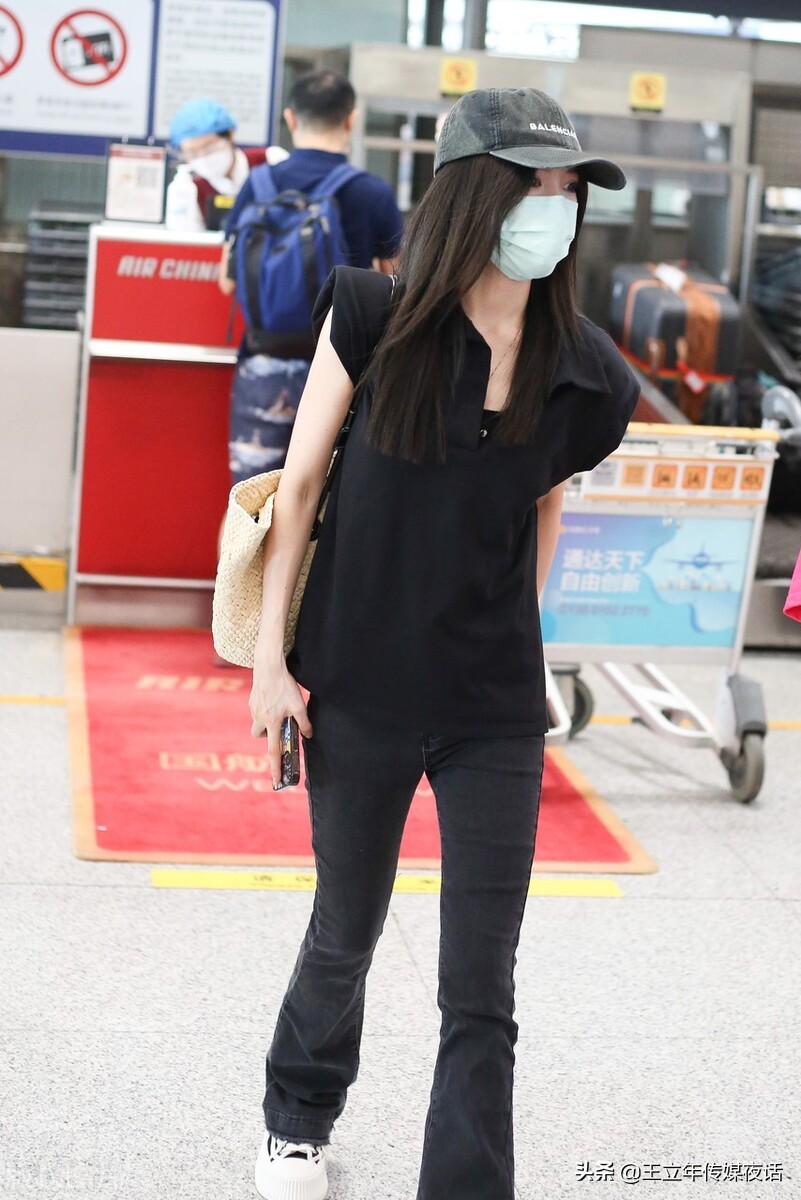 金子涵戴燕妮同框天猫晚会舞台：酷飒风的黄金搭档