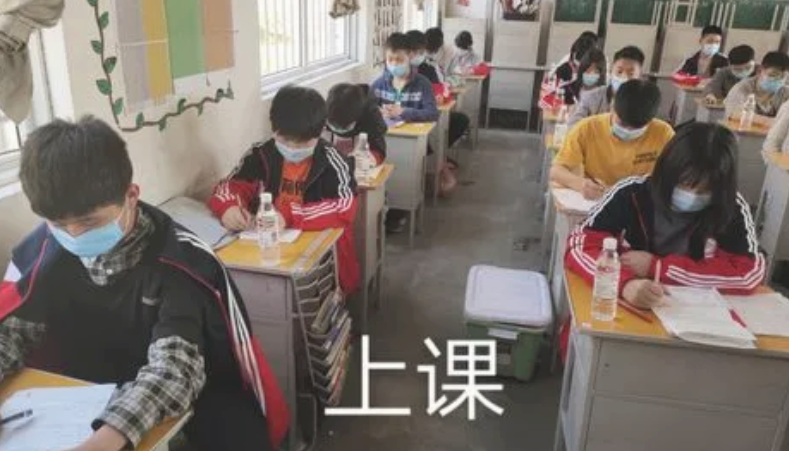 当不修边幅的大学生，撞上时髦母亲，被嫌弃为“土狗”委屈巴巴