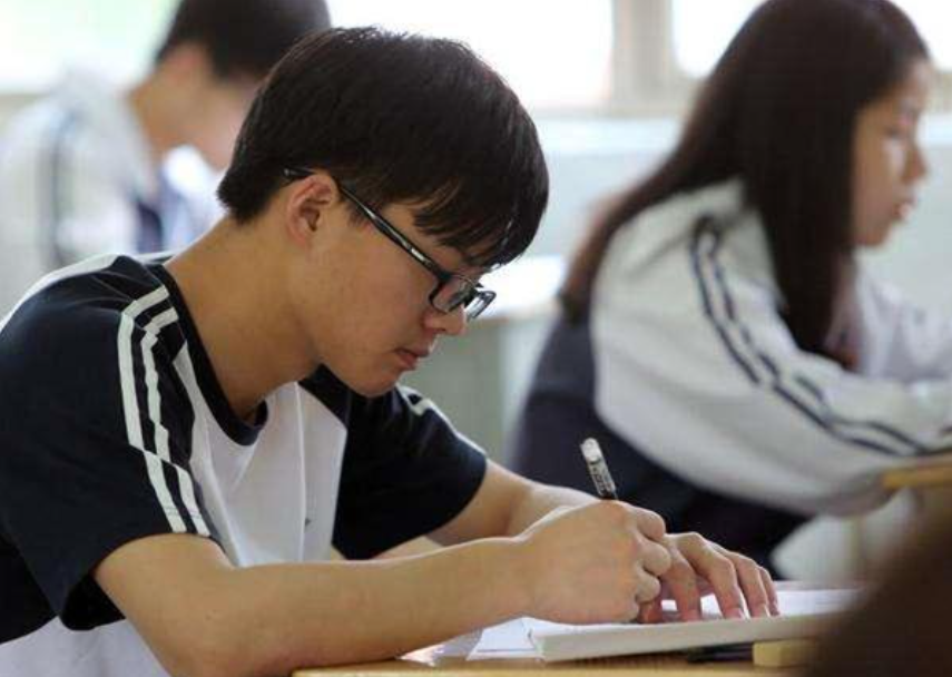 高考超长发挥的黑马，考上名校后咋样了？过来人表示1个字“累”