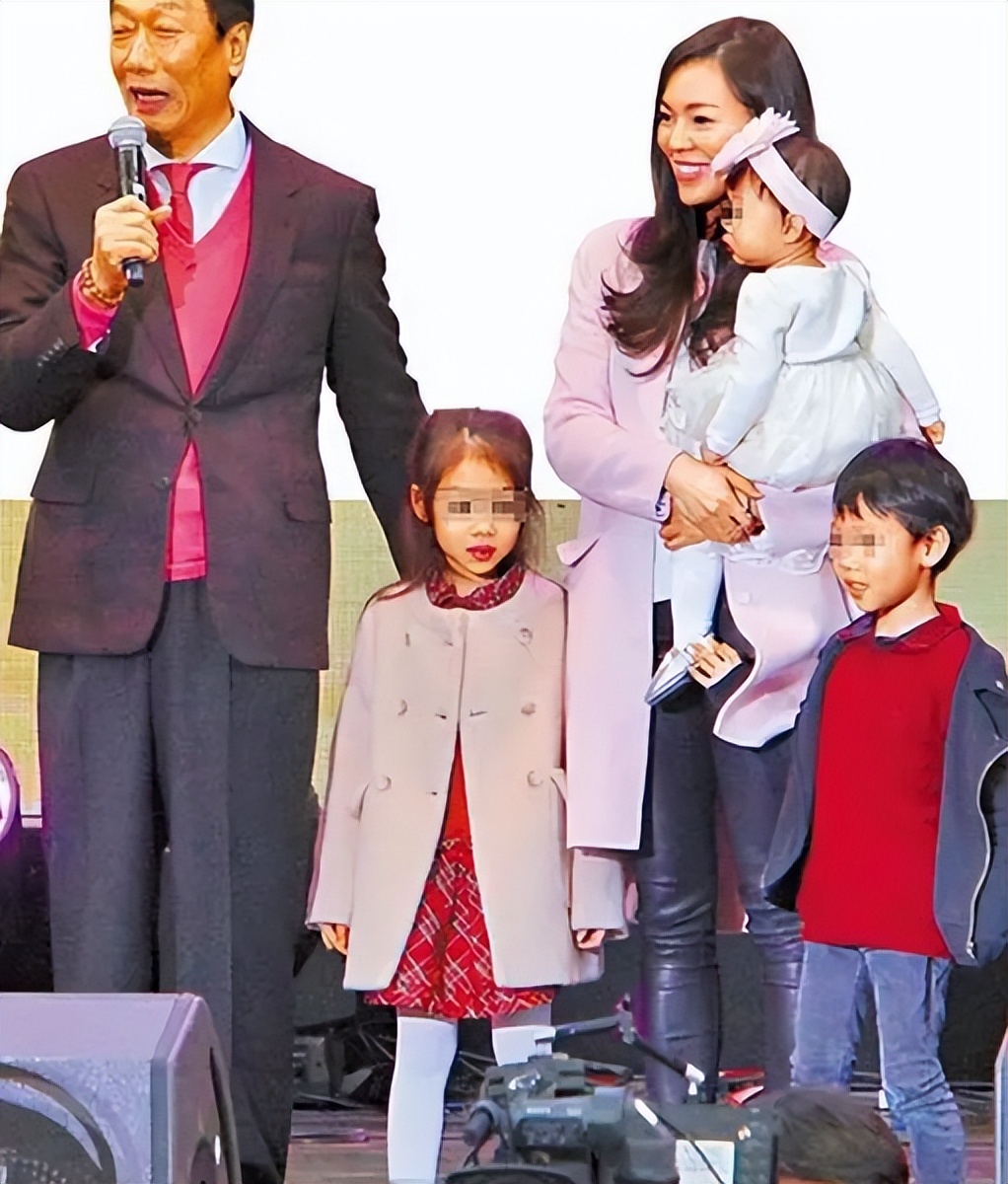 34岁当富士康老板娘，6年3胎稳当百亿豪门阔太，曾馨莹凭什么？