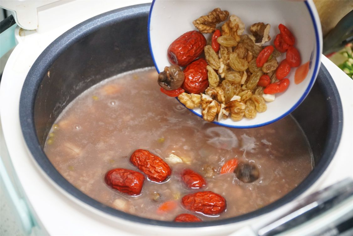 明天过“腊八节”，熬腊八粥这5样千万别少，寓意五福俱全